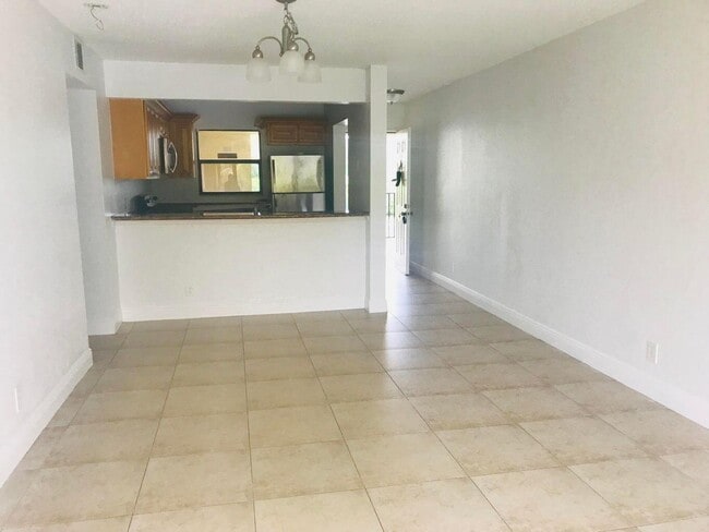 Photo - 1477 Lake Crystal Dr Unit G