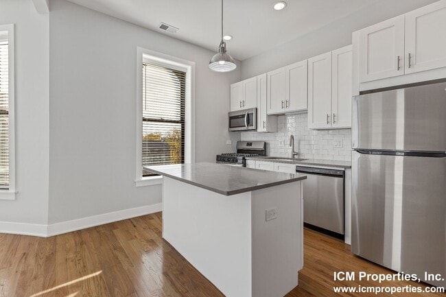 Building Photo - 350 W Dickens Ave Unit 354