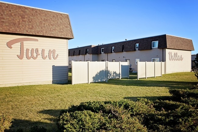 Building Photo - Twin Villas