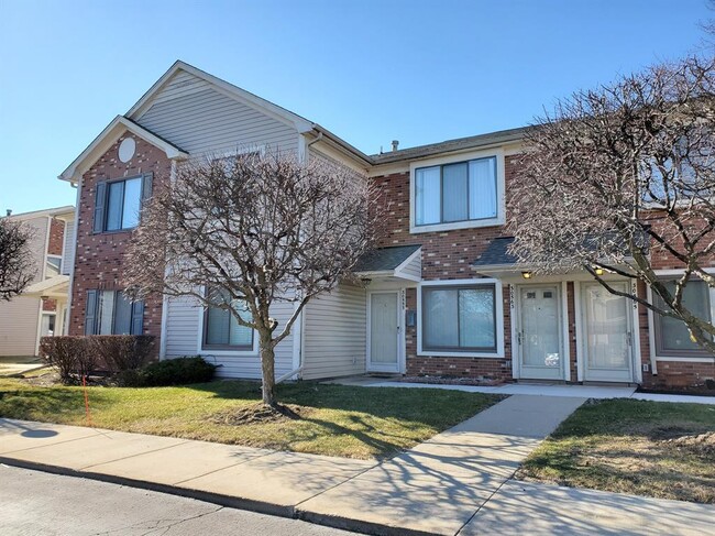 Building Photo - 2 Bedroom, 2 Bathroom Spacious Upper-Level Condo with Vaulted Ceilings & Private Primary Suite. N... Unit 94