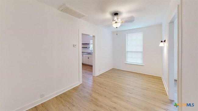 Photo - 710 W Avenue D