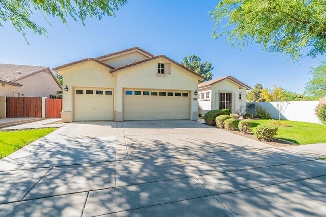 Building Photo - 3423 E Page Ave