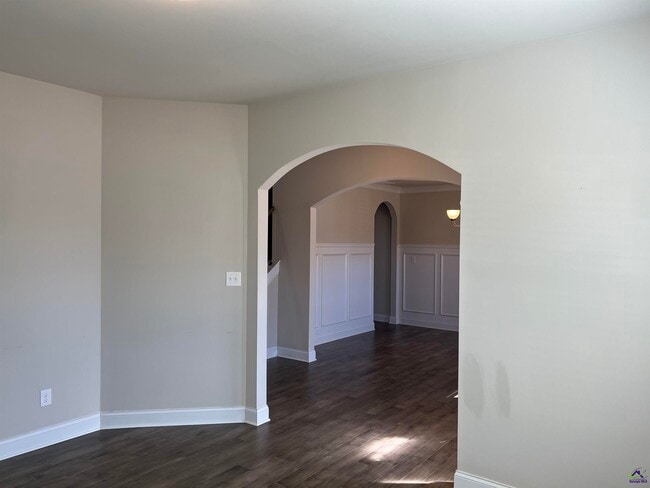 Photo - 105 Lacey Oak Ln