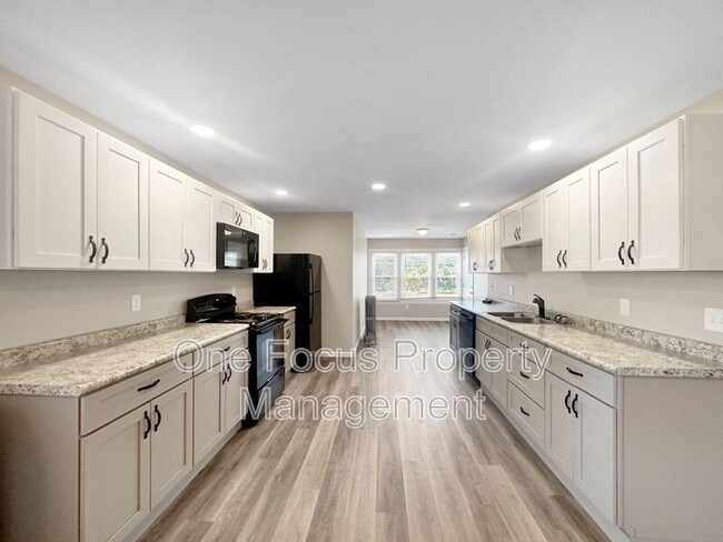 Building Photo - 2205 W Fourth Street Unit APT #5