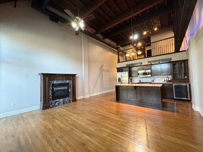 Building Photo - 1715 Summit St Unit 203