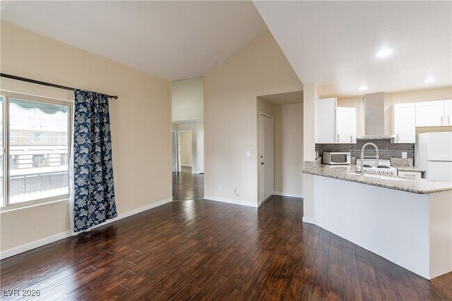 450 Elm Dr Unit 206