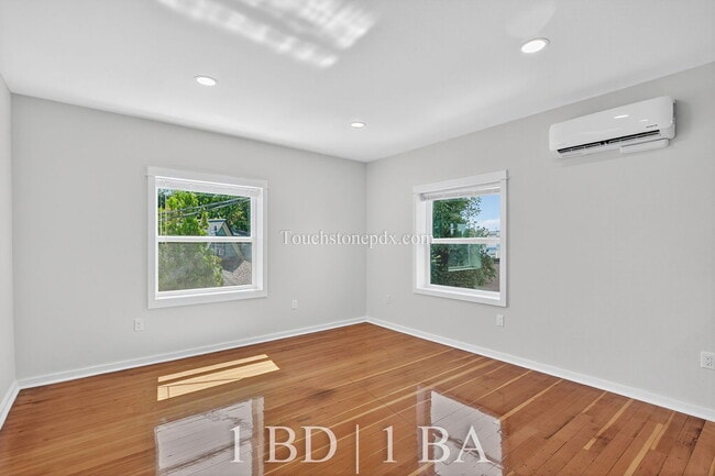 Building Photo - 4938 SE Foster Rd Unit 204