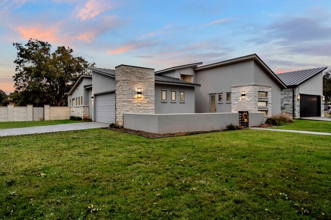 Photo - 100 Menard Ct