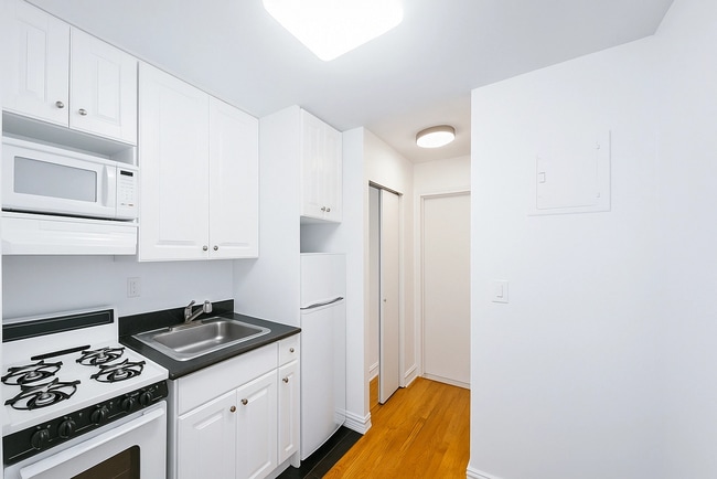 Photo - 156 E 83rd St