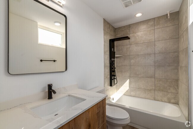 1 habitación, 1,5 baños, 890 pies cuadrados, baño