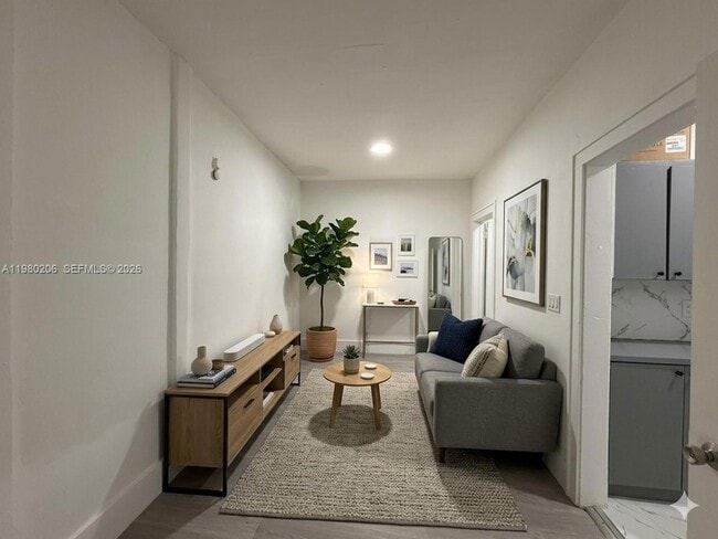 Building Photo - 1560 SW 5th St Unit 3