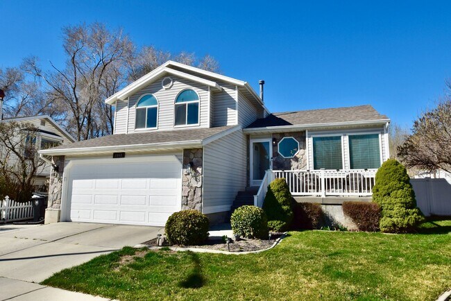 Photo - Spacious 4 Bed Murray Home with Huge Private Yard!