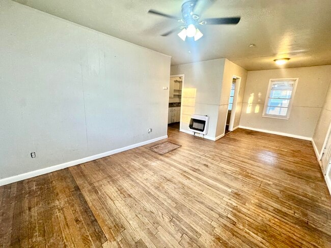 Photo - 3213 Erskine St