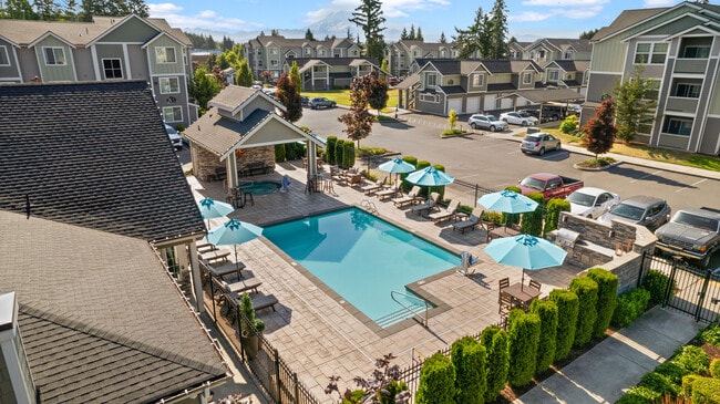 Pool and Lounge Deck l Luxury Apartments in Puyallup, WA l Silver Creek - Silver Creek Apartments