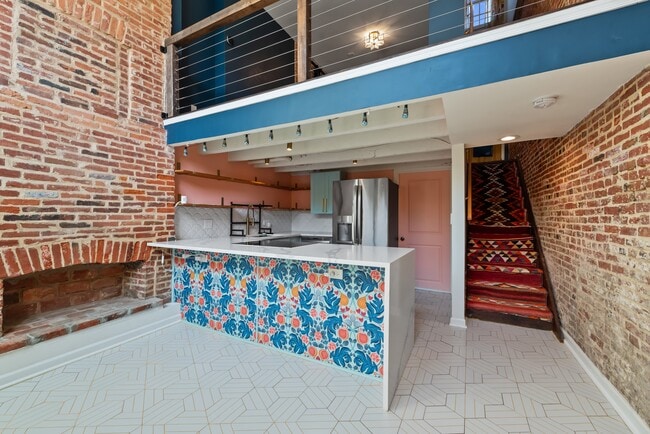 Building Photo - 651 Portland St Rental