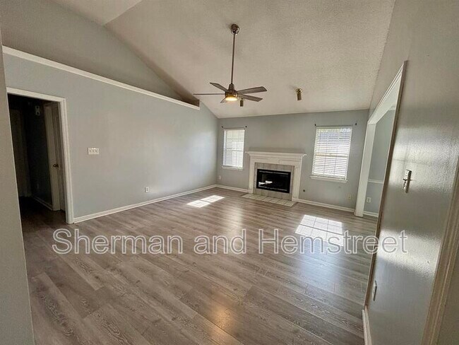 Photo - 666 Wellington Dr