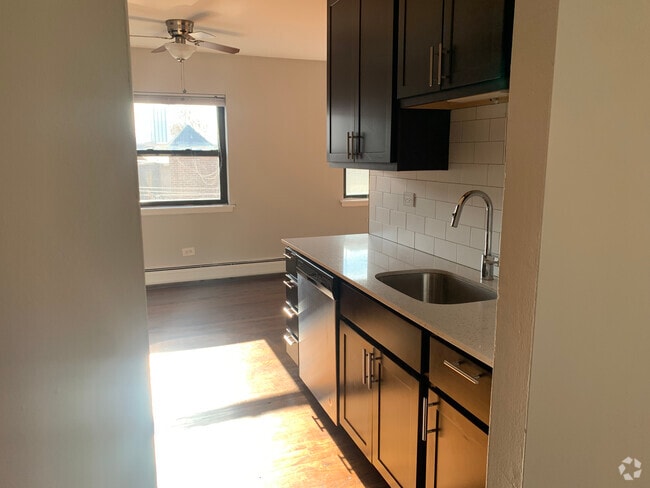 Building Photo - 524 W Oakdale Ave Rental