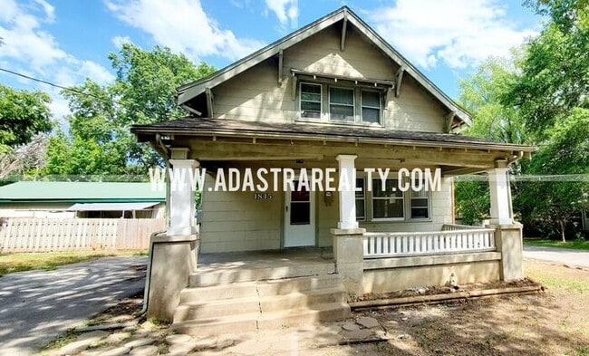 Building Photo - Amazing Historic Independence Home-Availab...