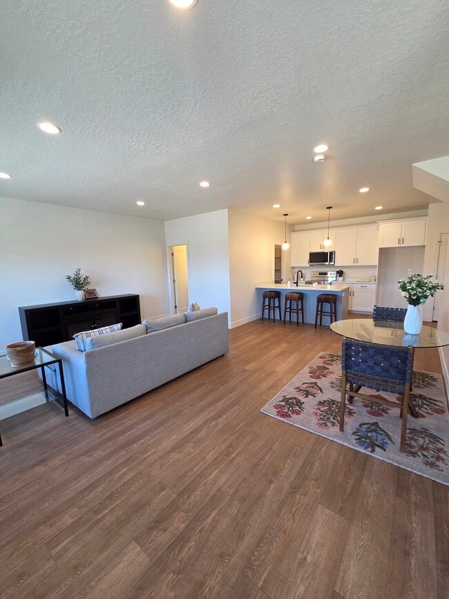 Building Photo - 7613 S 300 E