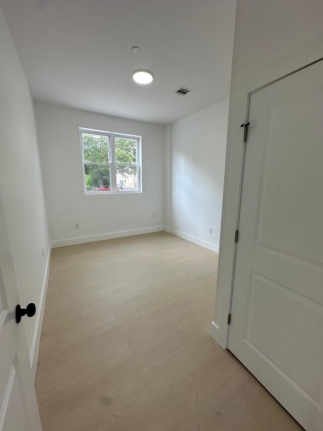 Building Photo - 16 Thomas St Unit 1 Rental