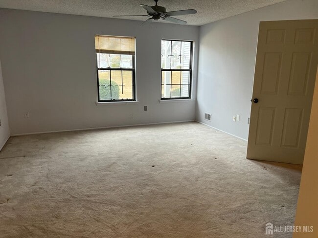 Photo - 196 Wycoff Way W
