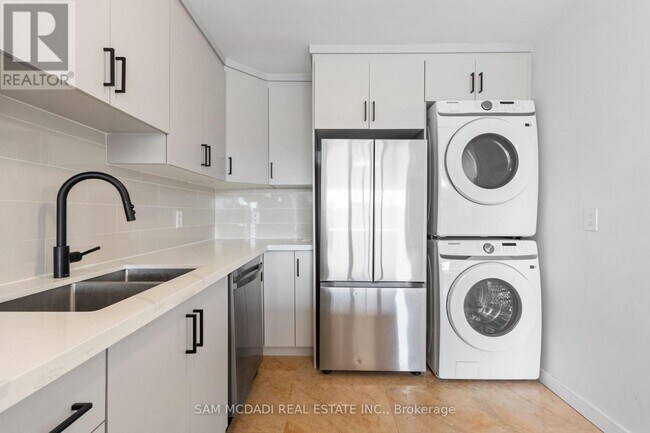 Photo - 1018 Burnhamthorpe Rd E