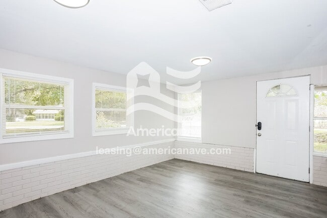 Photo - 618 Yates St NE