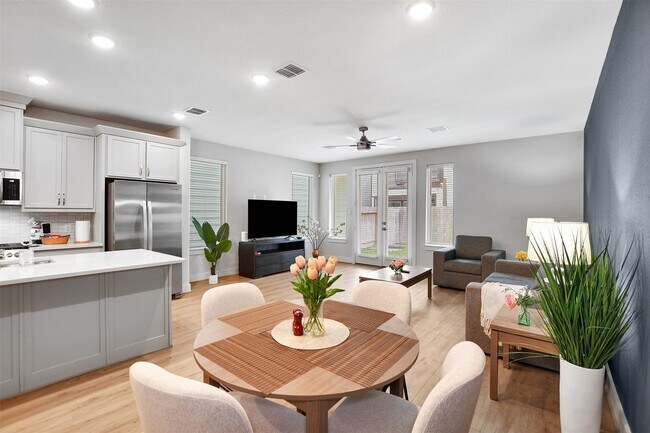 Photo - 119 E 43rd St