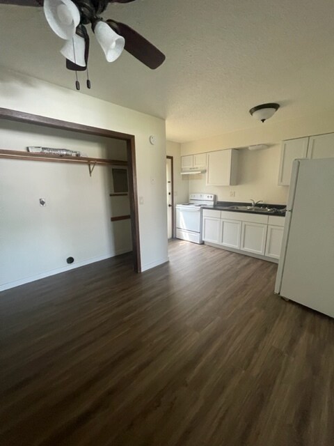 Photo - 110 N Holmen Dr