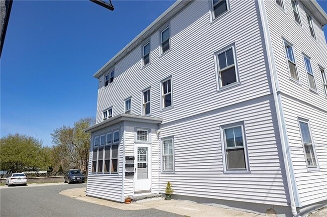 Building Photo - 143 Main Rd Unit 2