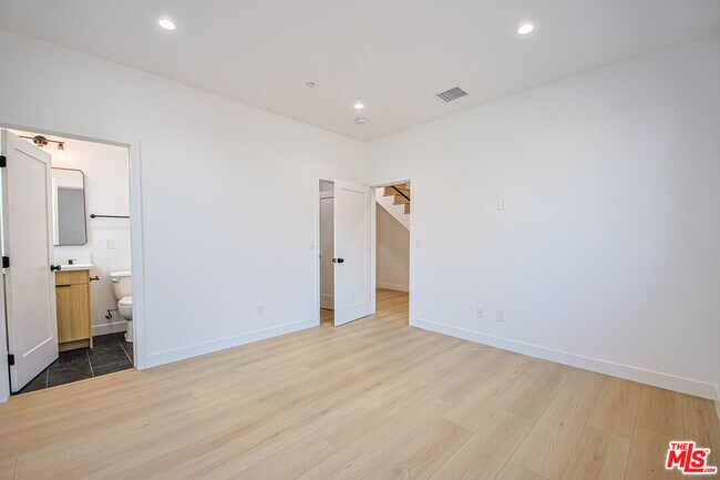 Photo - 11736 Gilmore St