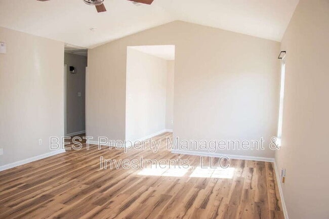 Photo - 3225 Lasalle St