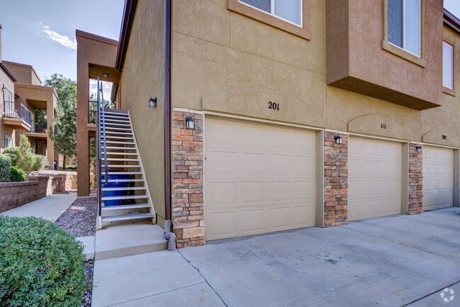 Building Photo - 2 bedroom Townhome w/Garage in Gated Commu...