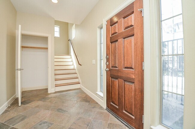 Photo - 222 Knox St