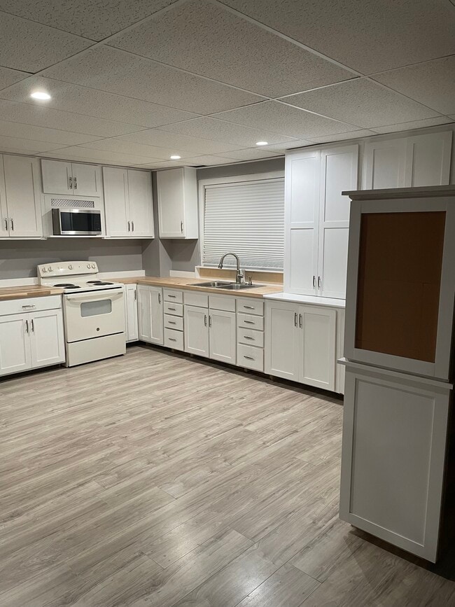 Building Photo - 213 W 12th St Unit 3 - Lower Rental
