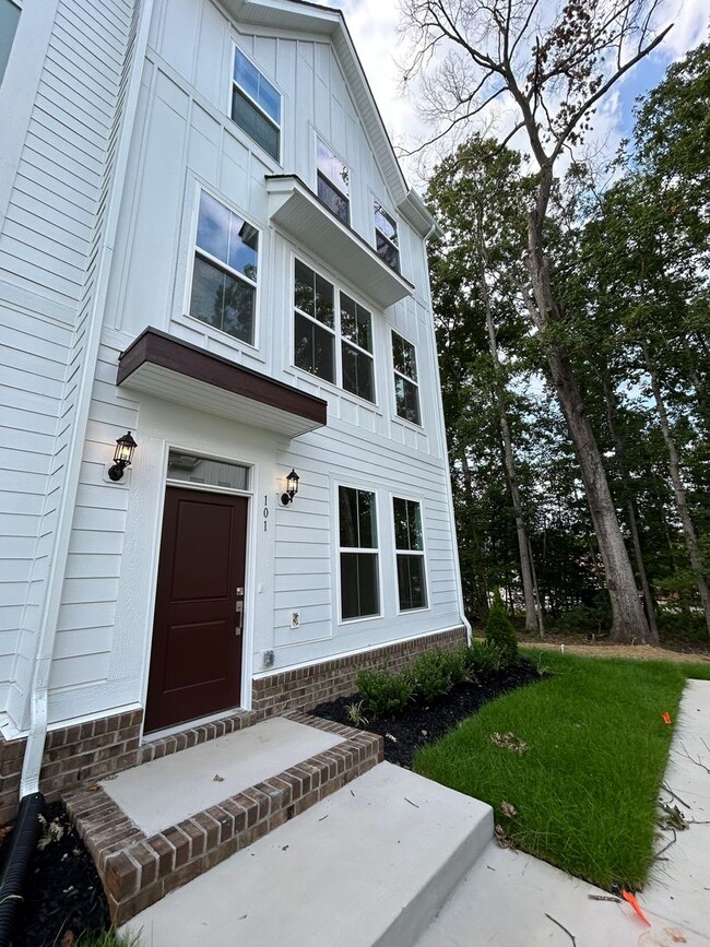 Building Photo - Luxury End-Unit Townhome with 2-Car Garage, Deck & Bonus Room – Available June 5!