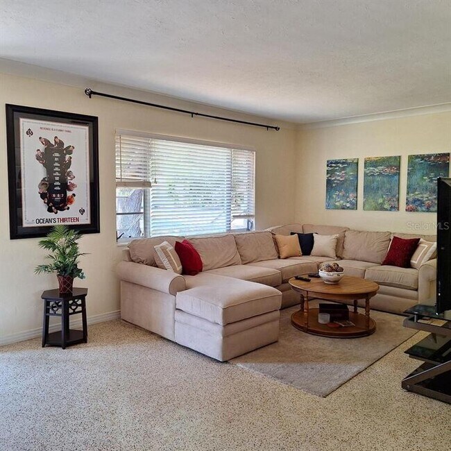 Photo - 2239 Hillview St