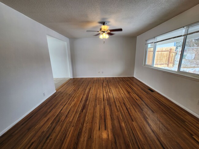 Stunning 3 Bed 2 Bath Home Near Prospect Lake - Stunning 3 Bed 2 Bath Home Near Prospect Lake