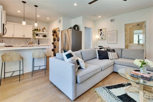 1128 Chicon St Unit 201