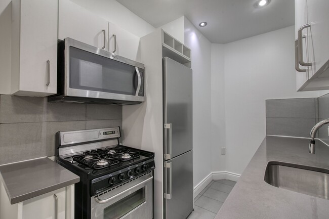 Building Photo - 3710 Chem. Queen Mary Unit 3