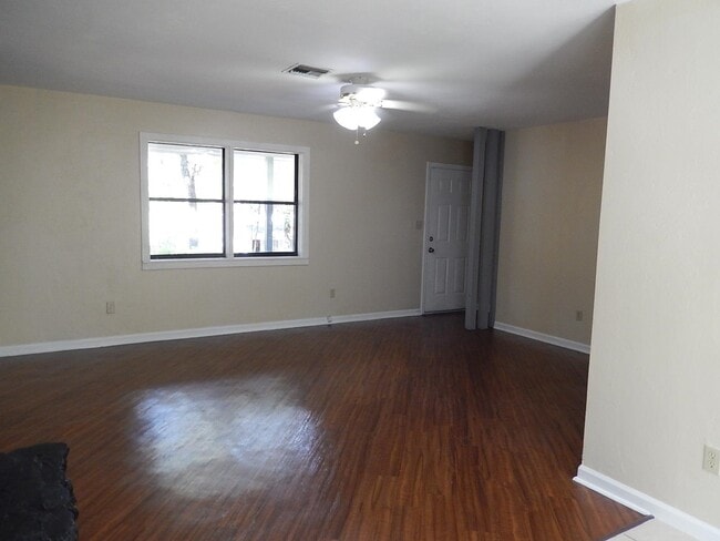 Photo - 913 Tamarack Ave