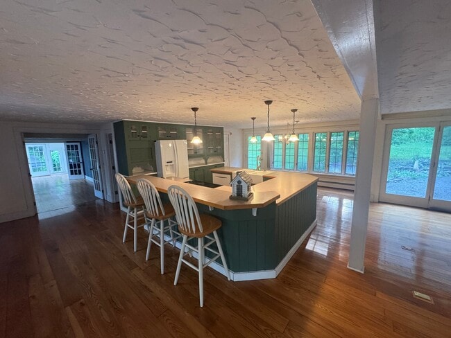 Photo - 3411 Henneberry Rd