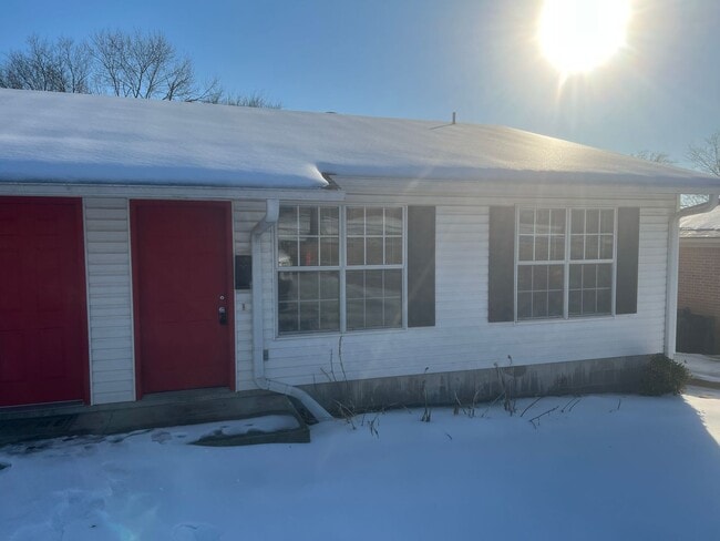 Building Photo - 2 Bed 1 Bath Duplex