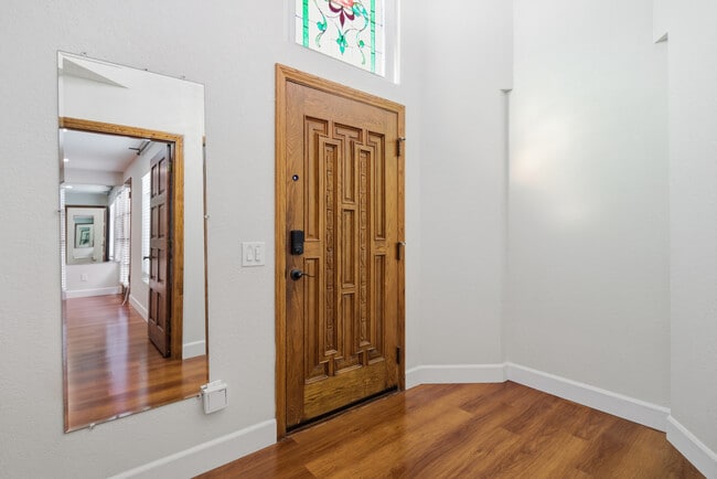 Área de entrada interior - 369 Palm Ave