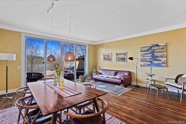 Photo - 493 Warburton Ave