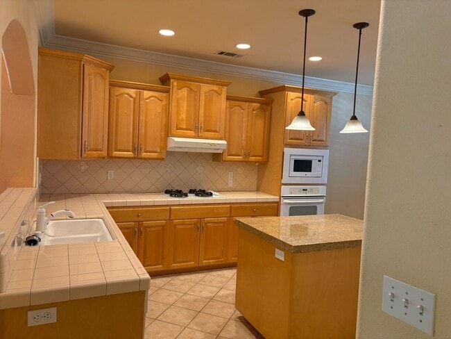 Building Photo - Spacious 1,950 Sq. Ft. Home with 3-Car Garage in Redding