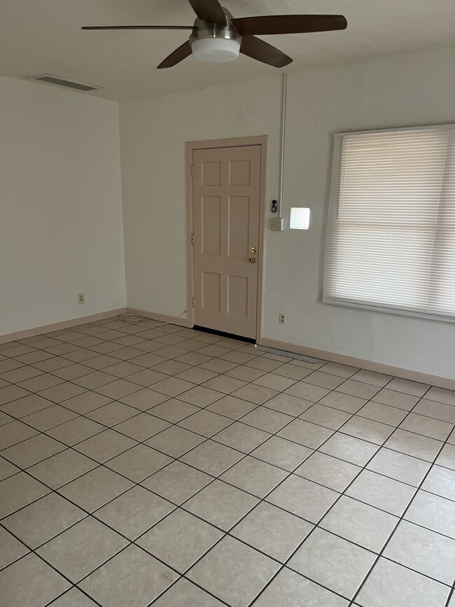 Sala de estar - 902 E Amelia Ave