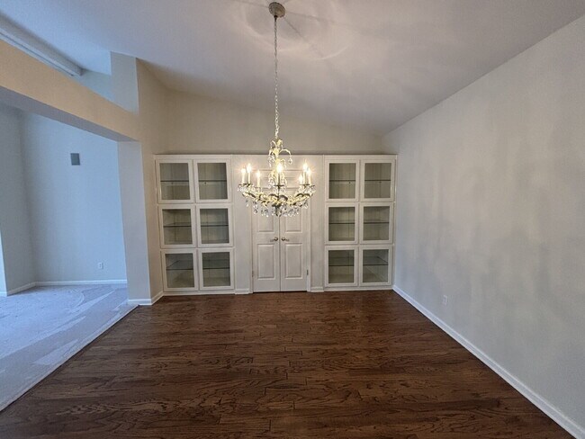 Photo - 39 Williamsburg Pl