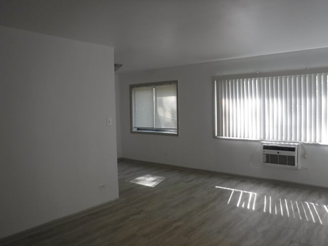 Living room - 84th Place & Ingleside