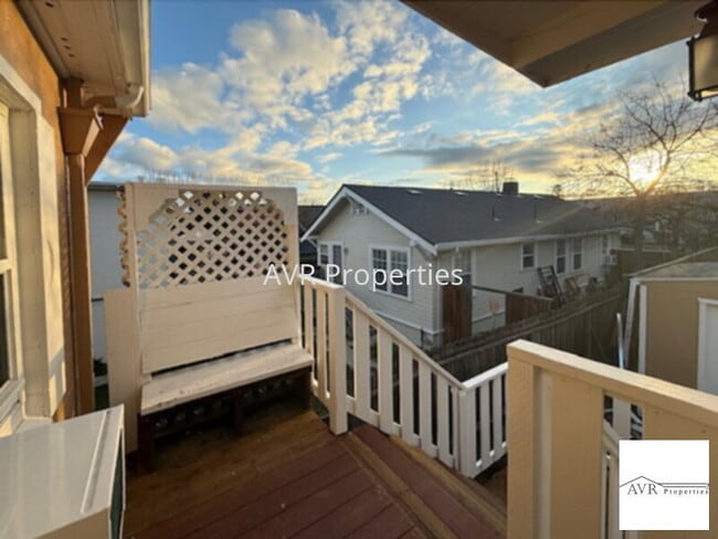 Building Photo - Beautiful downtown elevated studio with full kitchen